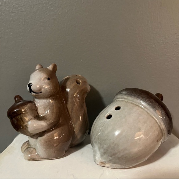 vintage squirrel and acorn salt and pepper shaker set. - Picture 7 of 9